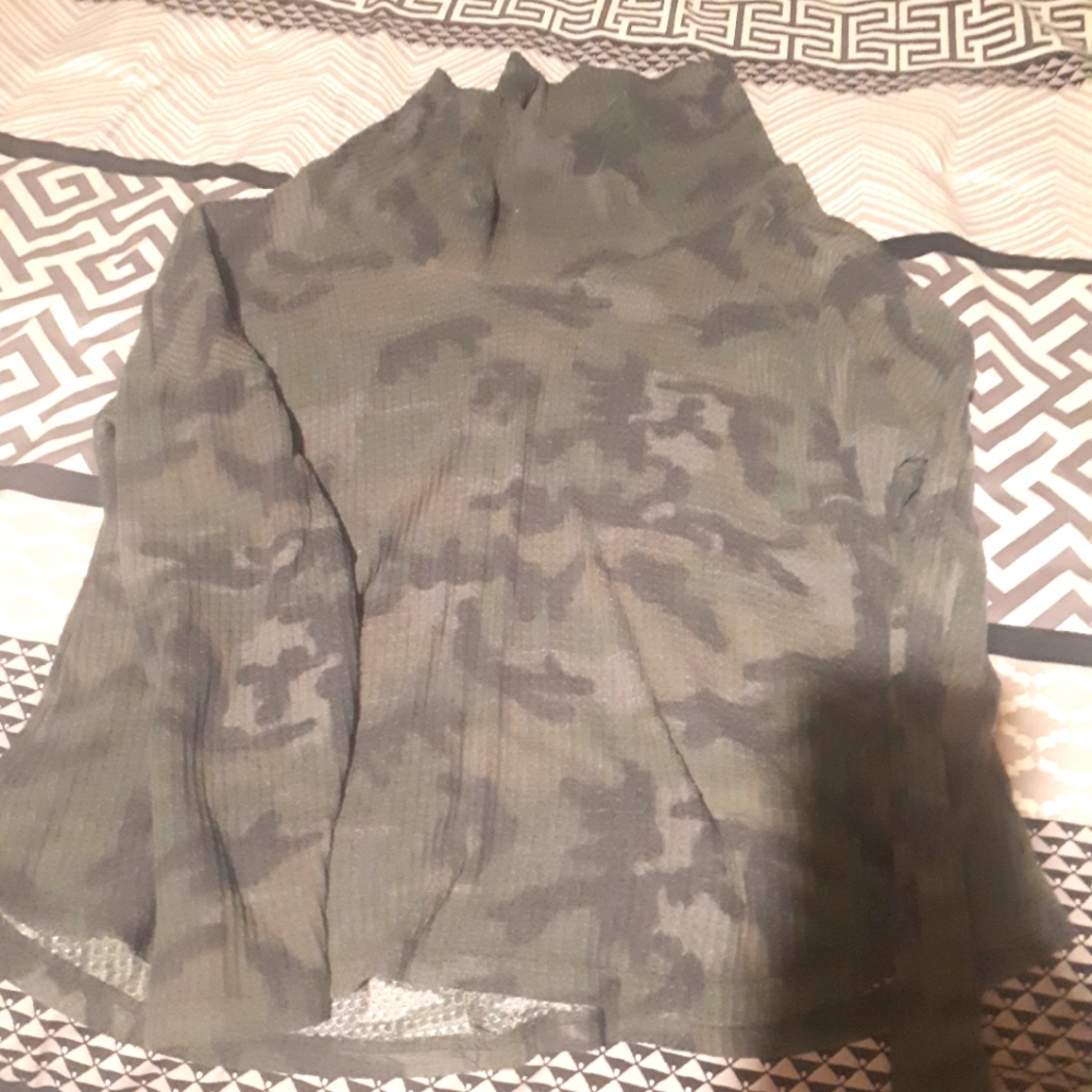 Long sleeve crowl neck shirt